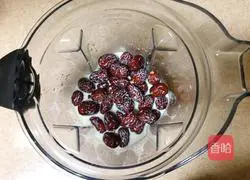 Illustration of making homemade red date yogurt 5