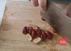 Illustration of how to make Red Dates, Tremella and Lotus Seed Soup 3