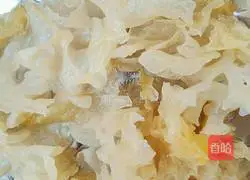 Illustration of how to cook papaya and white fungus stewed 2