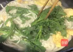 Illustration of how to make chrysanthemum egg noodle soup 7