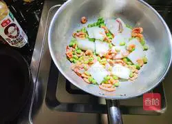 Illustration of how to make winter melon and edamame shrimp tail soup 4