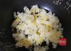 Illustration of how to make peach gum, tremella and lotus seed soup 5