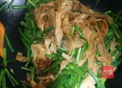 Illustration of how to make stir-fried bean curd with leeks 5