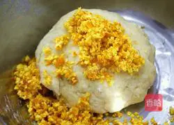 Illustration of how to make orange peel and sesame egg powder 4