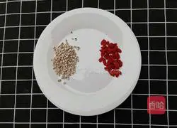 Illustration of how to make barley and white fungus soup 4