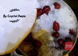 Illustration of how to make red date, tremella and lotus seed soup 8