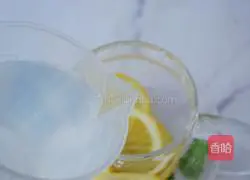 Illustration of how to make lemon mint water 7