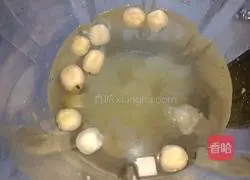 Illustration of how to make lotus seeds, yam, tremella, lily and millet paste 6