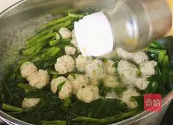 Illustration of how to make water spinach and dumpling soup 12