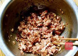 Illustration of how to make dumplings stuffed with pork and celery 5