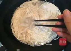 Illustration of how to make fried noodles with small tomatoes 3