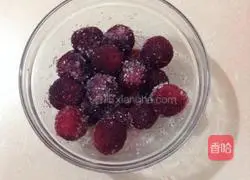 Illustration of how to make sweet and sour bayberry soup 2