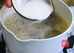 Illustration of how to make small seafood leek soup 6