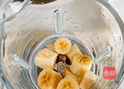 Illustration of how to make banana cocoa oatmeal drink 2
