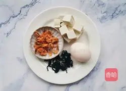 Illustration of how to make wakame, egg and tofu soup 1