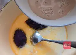 Illustration of how to make purple sweet potato rolls stuffed with roses 4