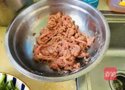 Illustration of how to stir-fry shredded pork with dried beans and garlic moss 2