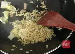 Illustration of how to make fried noodles 12
