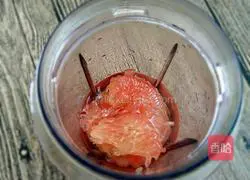 Illustration of how to make red heart honey grapefruit juice 5