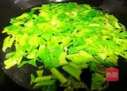 Illustration of how to make boiled celery noodles 4