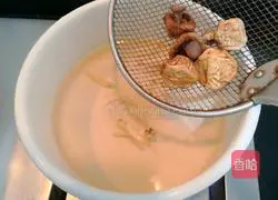 Mushrooms Illustration of how to make wolfberry lean meat soup 13