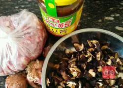 Illustration of how to make mushroom meat sauce 1