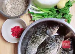 Winter melon and barley and crucian carp soup Illustration of how to make soup 1