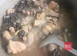 Illustration of how to make mushroom stewed chicken soup 9