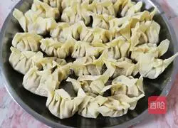 Illustration of how to make steamed wontons with mushroom, carrot and meat filling 5
