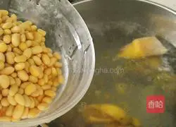 Soybean and lotus root chicken soup recipe 8