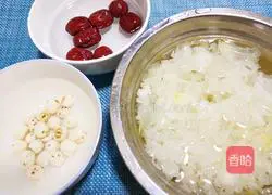 Illustration of how to make red date, apple and white fungus soup 2