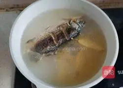 Illustration of how to make crucian carp, tofu and mushroom soup 5