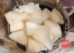 Illustration of how to make ginkgo lily and pear juice 5