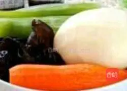 Illustration of how to mix three shredded silkworms 1