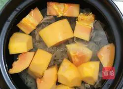 Illustration of how to make papaya, tremella and sugar water 3