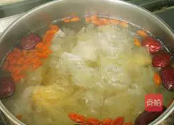 Illustration of how to make red dates, white fungus and rose tea 5