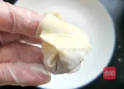 Illustration of how to make fresh meat wontons with tomato sauce 13