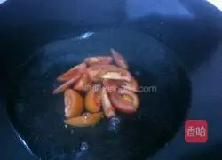 Illustration of how to make tomato and egg drop soup 4