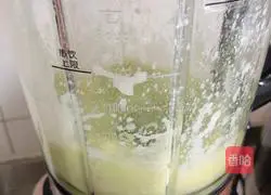Illustration of how to make matcha yogurt fruit cup 10