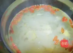 Illustration of how to make wolfberry, pineapple and white fungus soup 7