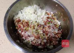 Illustration of how to make pickled cabbage stuffed dumplings 3