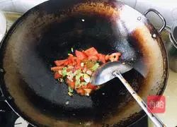 Illustration of how to make fried noodles with eggs and tomatoes 5