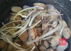 Illustration of how to make clam and luffa soup 2