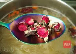 Illustration of how to make red dates, white fungus and rose tea 7