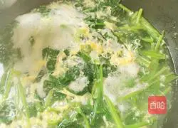 Illustration of how to make egg spinach soup 4
