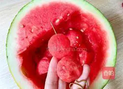 Illustration of how to make summer watermelon bubble bucket 5