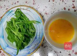 Illustration of how to make fried eggs with green pepper 1