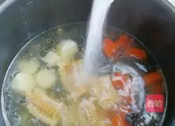 Illustration of how to make black chicken soup 6