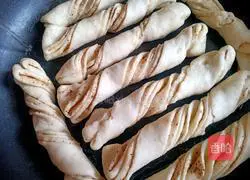 Illustration of how to make fried rolls 18