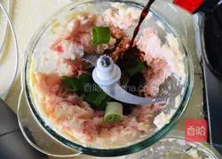 Illustration of how to make big meat wontons 2